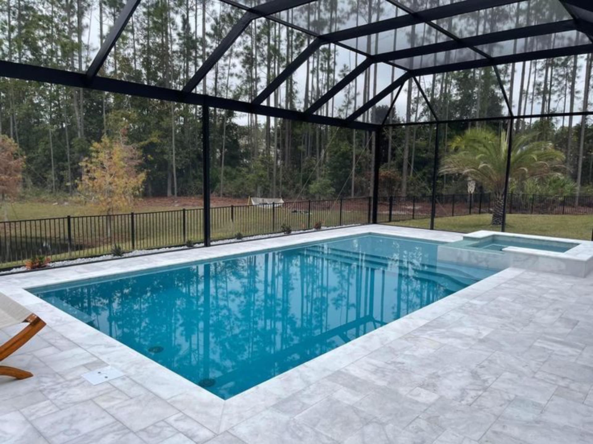 Panoramic screen enclosure with open views and minimal vertical framing